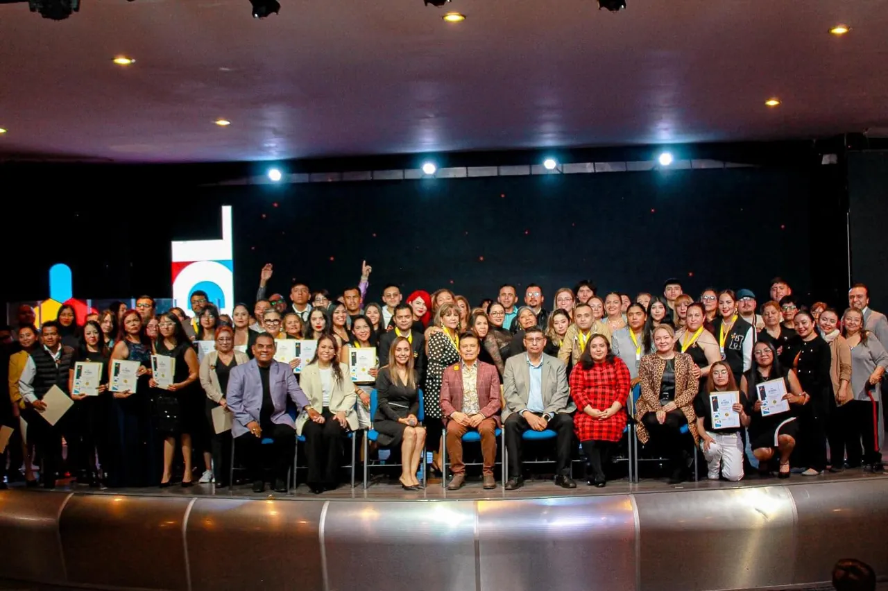 Participantes de la Academia de Líderes en el escenario
